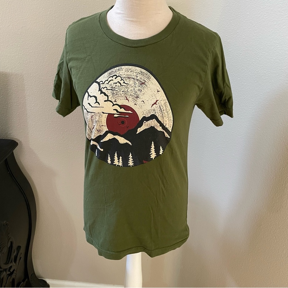 Bella Canvas Mountain Top Vinyl Record Graphic T-Shirt Green size Small